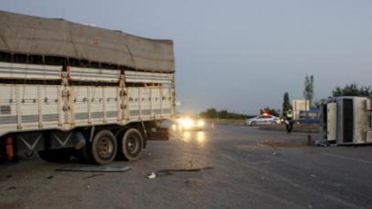Alaşehirde tarım işçilerini taşıyan minibüs, kamyon ile çarpıştı: 31 yaralı