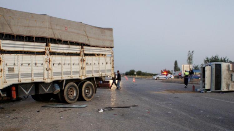 İşçileri taşıyan minibüse kamyon çarptı: 9’u ağır 31 yaralı