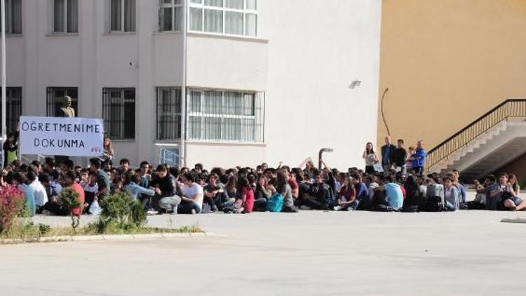 İzmir Fen Lisesinde Öğretmenime dokunma eylemi