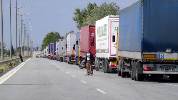 Kapıkule’de 11 kilometre TIR kuyruğu