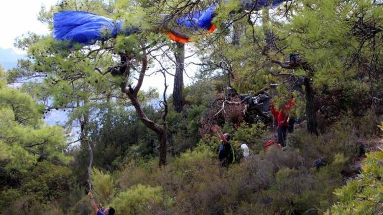 Ölüdenizde bin metreden düşen yamaç paraşütü pilotunu ağaçlar kurtardı