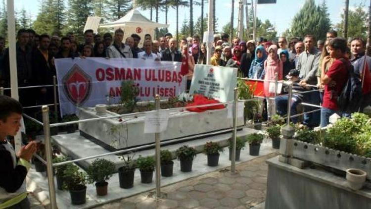 Liseliler, demokrasi şehitlerinin mezarlarını ziyaret etti