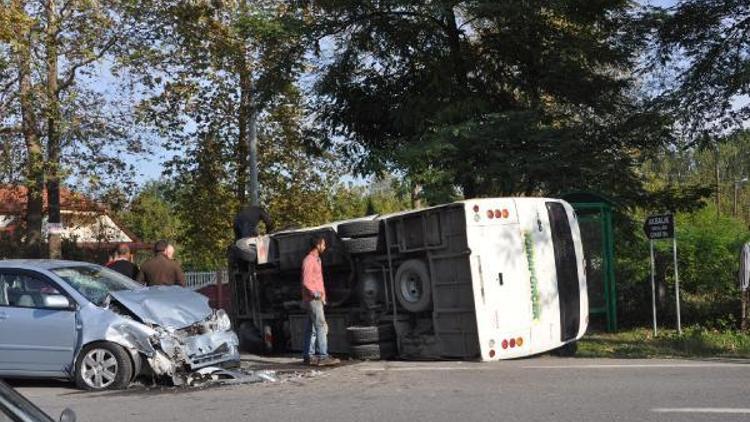 Akyazıda midibüs ile otomobil çarpıştı: 8 yaralı