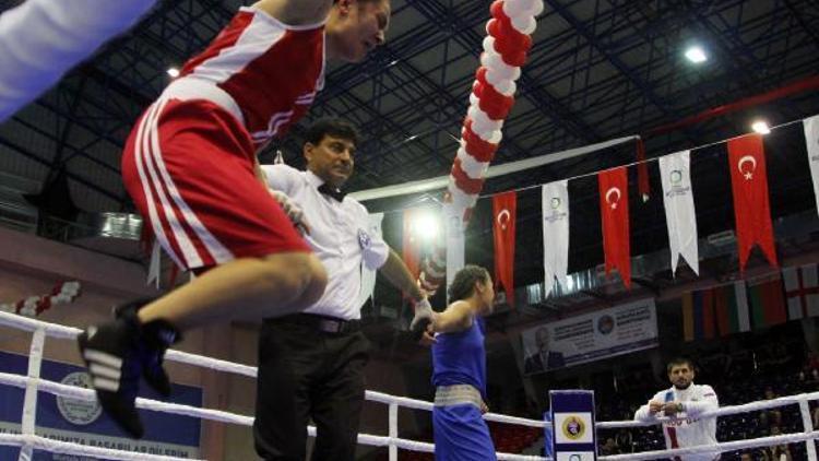 Fenerbahçeli boksör Urguya Us Avrupa şampiyonluğuna ailesiyle birlikte sevindi