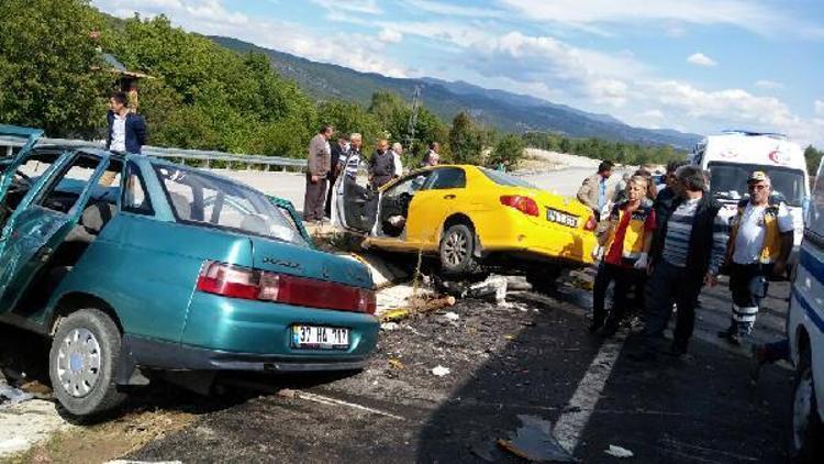 Kastamonuda taksi ile otomobil çarpıştı: 1 ölü, 2 yaralı