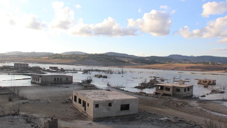 Baraj suları çekilince eski köy yeniden ortaya çıktı