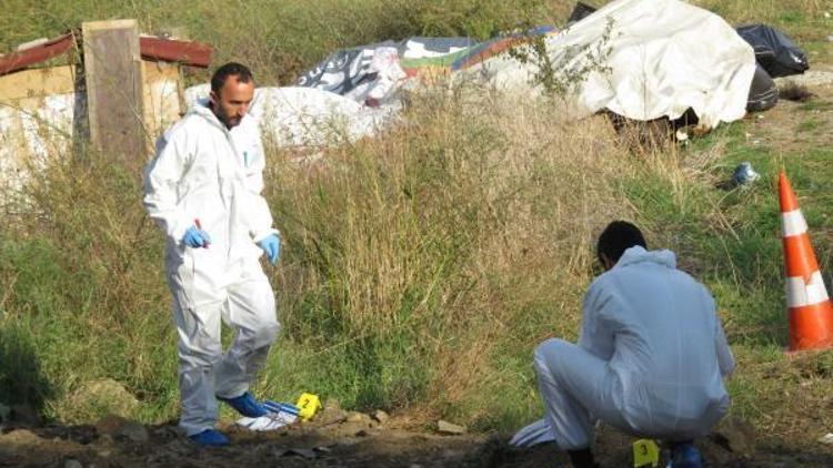 Silahların bulunduğu arazide iş makinesi kazı yapıyor