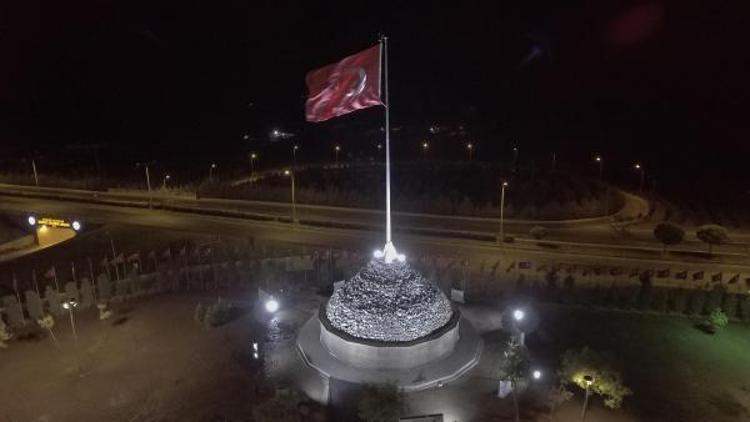 Vatan şehitleri Anıtı’na ziyaretçi akını