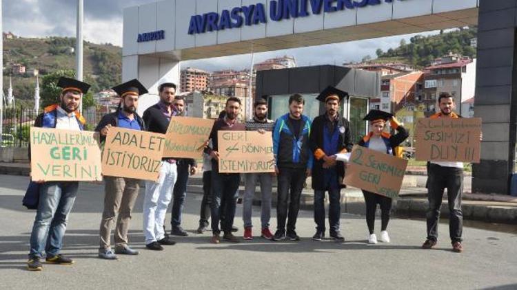 Yatay geçişle geldikleri üniversiteden mezun oldular ama diploma alamıyorlar