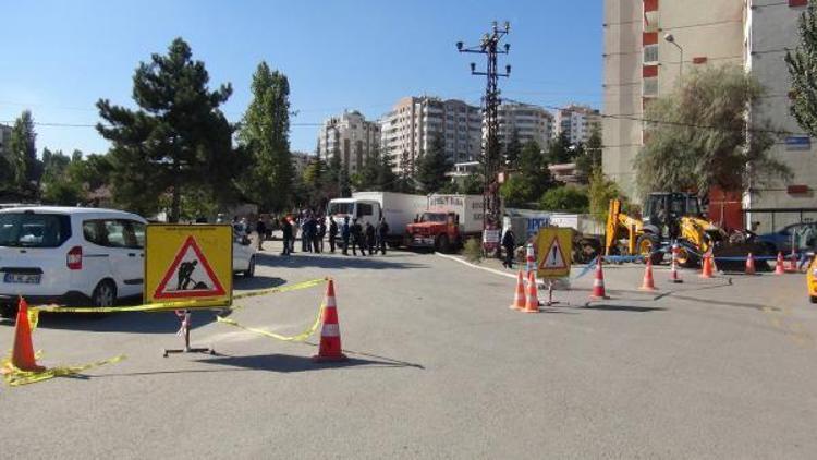 Ankarada yol çöktü; 2 iş makinası sulara gömüldü