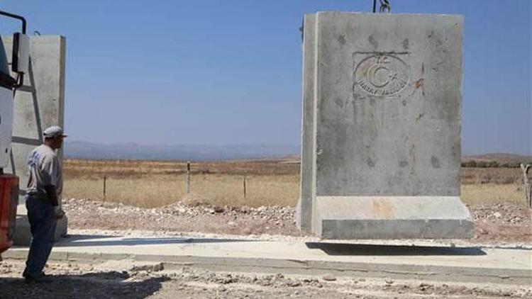 Her gün 75 beton blok Suriye sınırına gönderiliyor