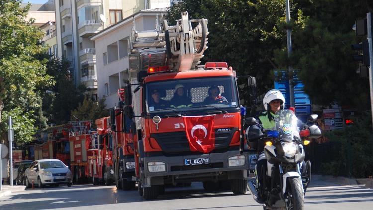 İtfaiye araçları kutlama turunda