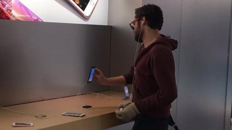 Mağazaya girdi, iPhoneları bir bir parçaladı