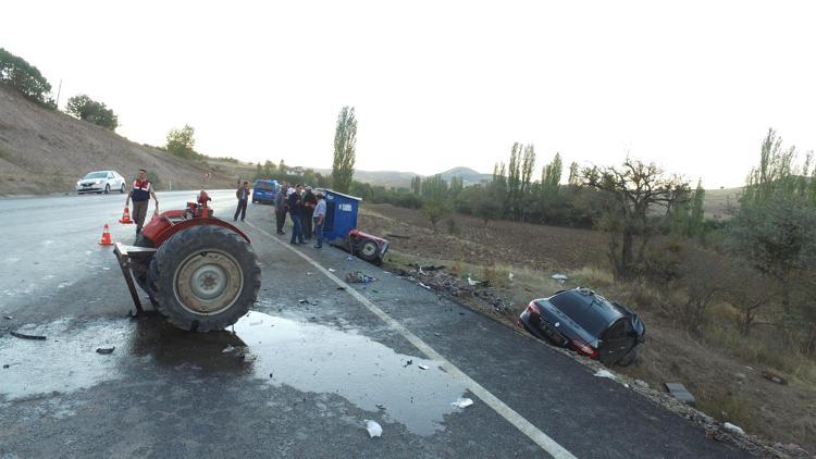 Makam otosu traktörü ikiye böldü