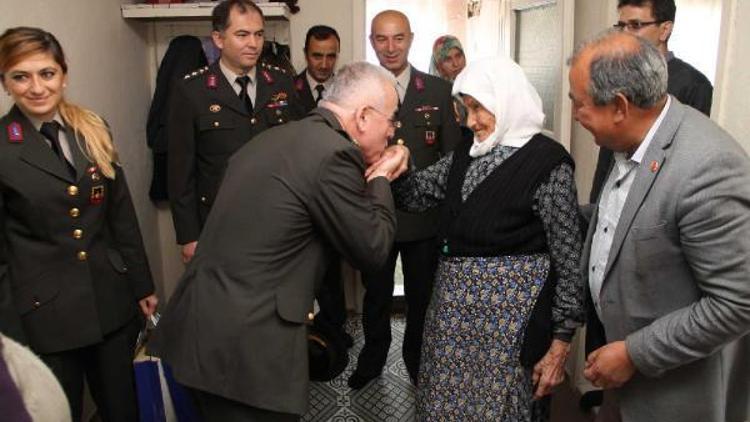 Jandarmadan 2 torunu şehit olan 91 yaşındaki Emine Nine’ye duygulandıran ziyaret