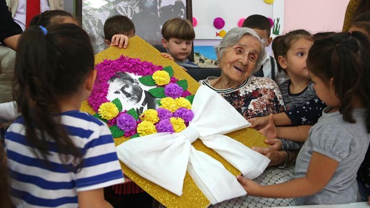Sabiha öğretmene 101inci yaşında sürpriz doğum günü
