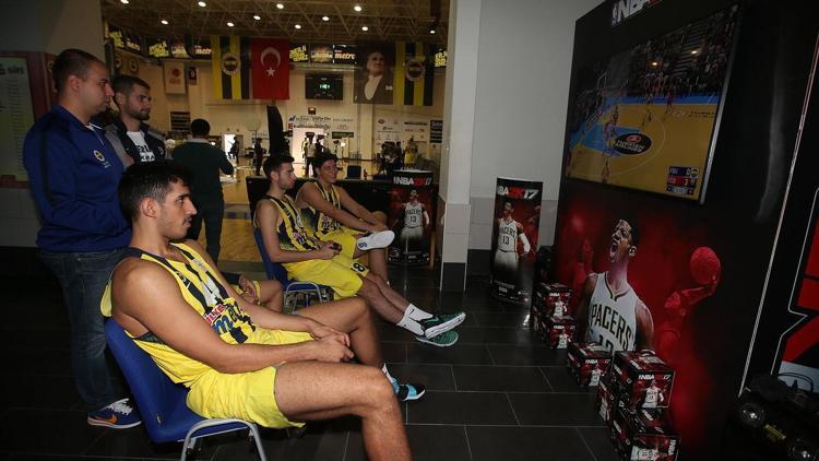 Fenerbahçe basketbol takımı oyuncuları NBA 2K17 oynadı