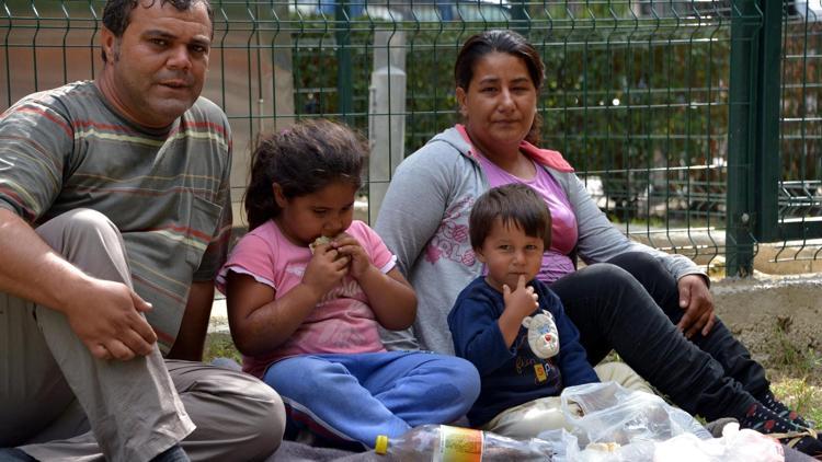 Kirayı ödeyemeyen aile, parka yaşıyor