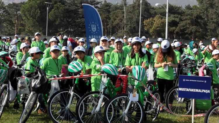 Bursada bin çocuğa bisiklet dağıtıldı
