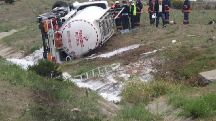 Tuzlada yakıt tankeri devrildi  kazada 1 kişi yaralandı