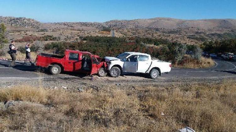 Hadimde iki kamyonet çarpıştı: 2 ölü, 3 yaralı