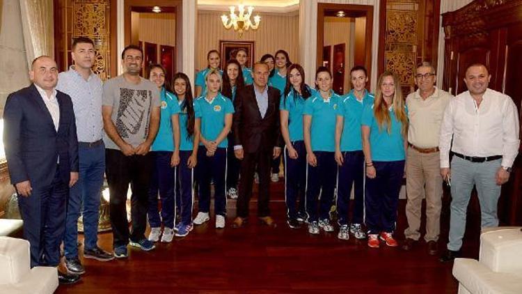 Kadın hentbolculardan Başkan Sözlü’ye ziyaret