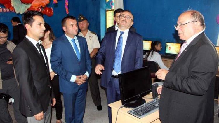 Başsavcı, memleketindeki 13 okula 330 bilgisayar bağışlanmasını sağladı