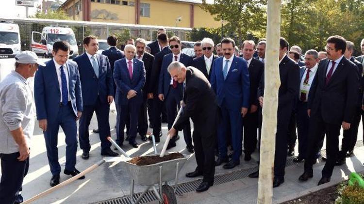 Başbakan Yıldırım, TOBBun bahçesine dikilen çınar ağacının etrafına kürekle toprak attı