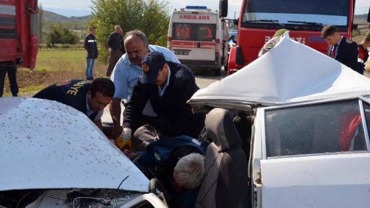 Kastamonuda otomobil kamyona çarptı: 1 ölü, 1 yaralı