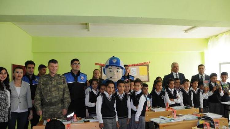 Hakkari polisinden öğrencilere kütüphane