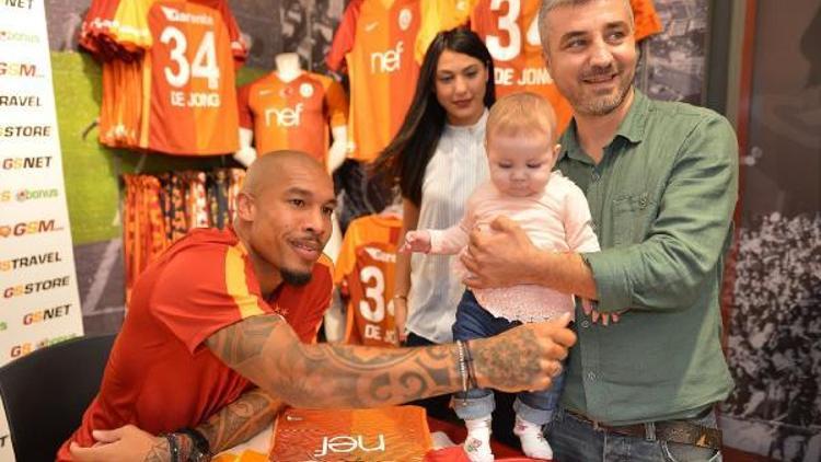 Galatasaraylı Nigel de Jong taraftarla bir araya geldi