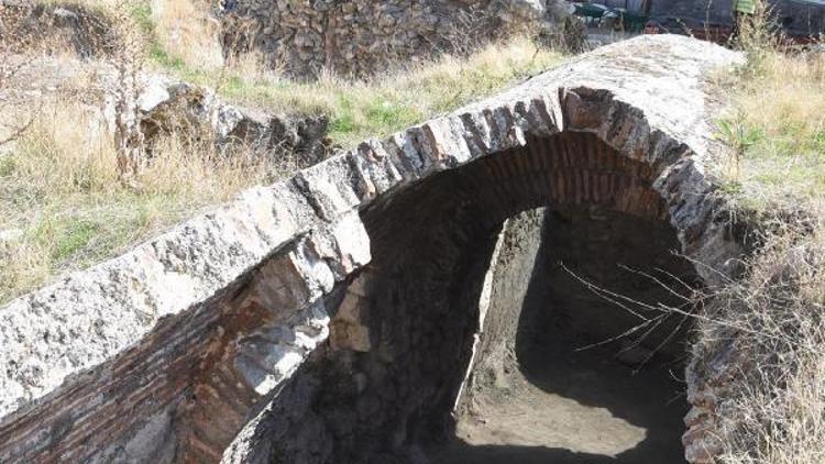 Kütahyada arkeolojik kazıda tarihi hamam ve mescit bulundu