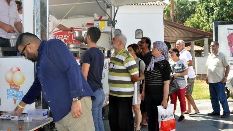 Demokrasi şehitleri için lokma dağıttılar