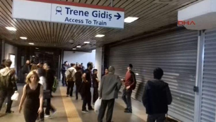 Sahipsiz çanta metro seferlerini durdurdu