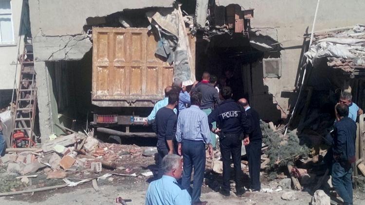 Kamyon eve girdi: 7 aylık hamile kadın öldü, 6 kişi yaralandı