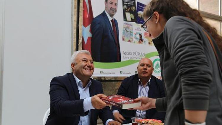 Vali Özdemir ve Belediye Başkanı Gürkan kitap fuarını gezdi