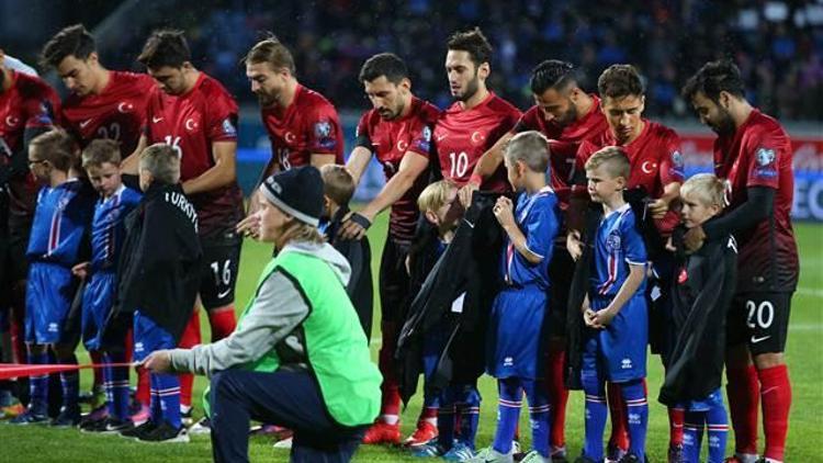 Milli futbolculardan İzlandalı çocuklara jest