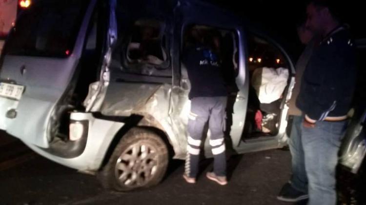 Zincirleme trafik kazası: 2 ölü, 3 yaralı