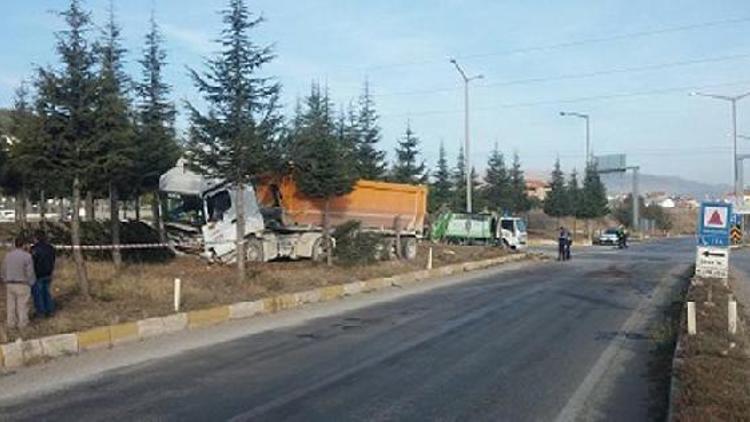 TIR otomobile çarptı: 1 ölü, 2 yaralı