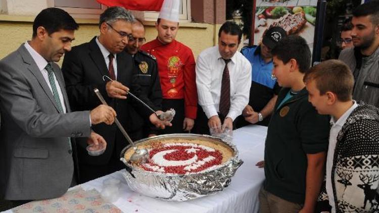 Tokatta polis aşure dağıttı