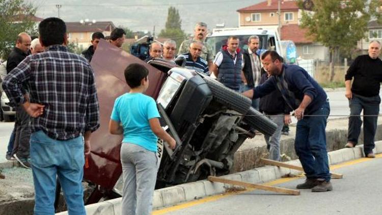 Otomobil sulama kanalına devrildi: 1 yaralı