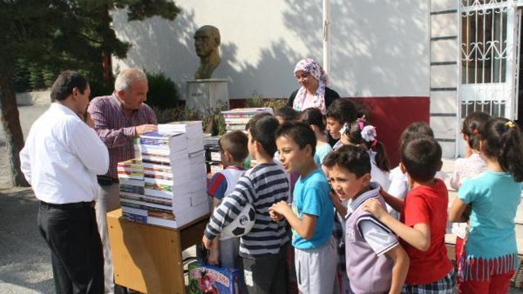 Muhtardan mahallesindeki öğrencilere kırtasiye ve giyim yardımı