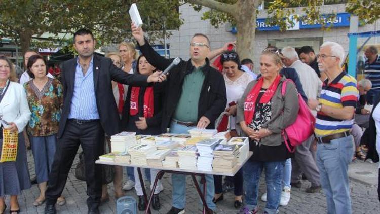 CHP Konak Meydanında kitap dağıttı