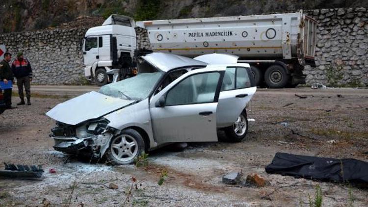 Karabükte TIR ile çarpışan otomobilin sürücüsü öldü, eşi ve oğlu yaralandı