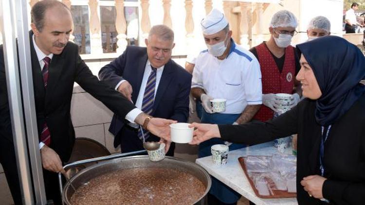 Kahramanmaraş Adliyesinde vatandaşlara aşure dağıtıldı