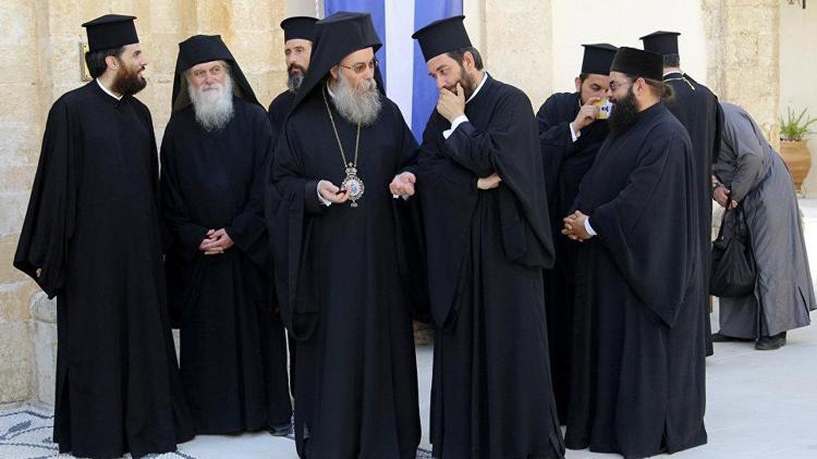 Yunanistan’da doktordan çok din adamı var