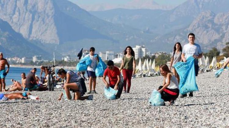 Öğrenciler plajı temizledi