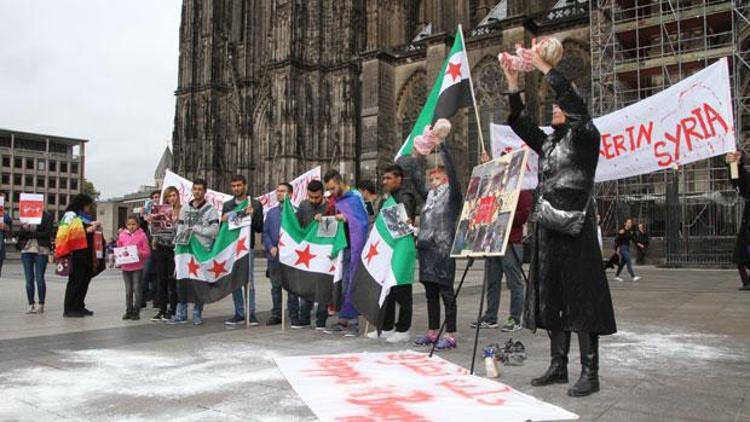 Köln Katedrali önünde Halepteki ölümleri protesto ettiler