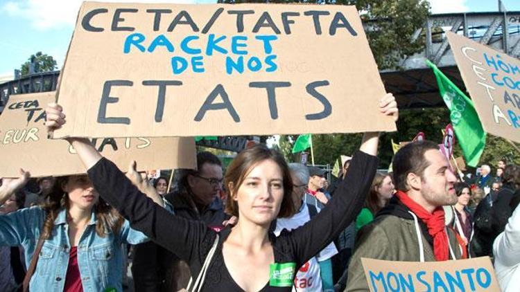 Paris’te yaklaşık 2 bin kişi TTİP ve CETA’yı protesto etti