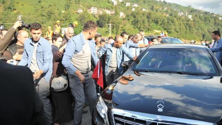 Cumhurbaşkanı Erdoğanın makam aracı önünde izdiham